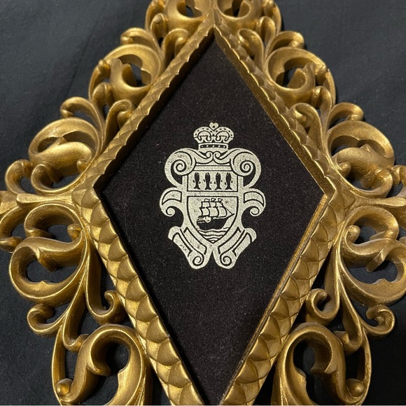 Vtg Hollywood Regency Gold Ornate Wall Plaques Heraldic Crest Set of 4 Velvet - Picture 3 of 8